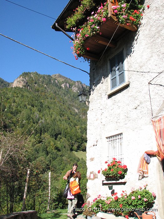 pusdosso 009.jpg - Scorcio con gerani in fiore